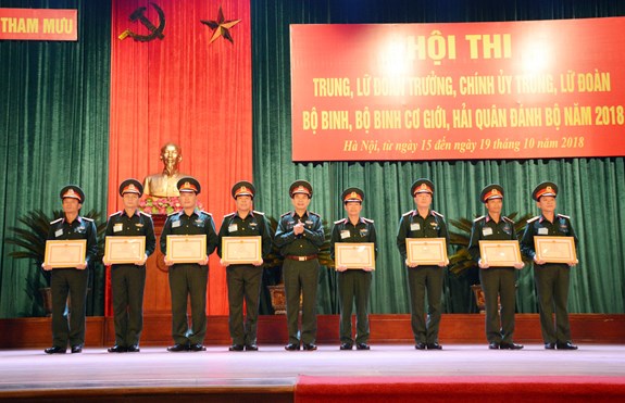 Thượng tướng Phan Văn Giang trao thưởng tặng các cặp đôi đạt giải Nhất, Nhì, Ba.